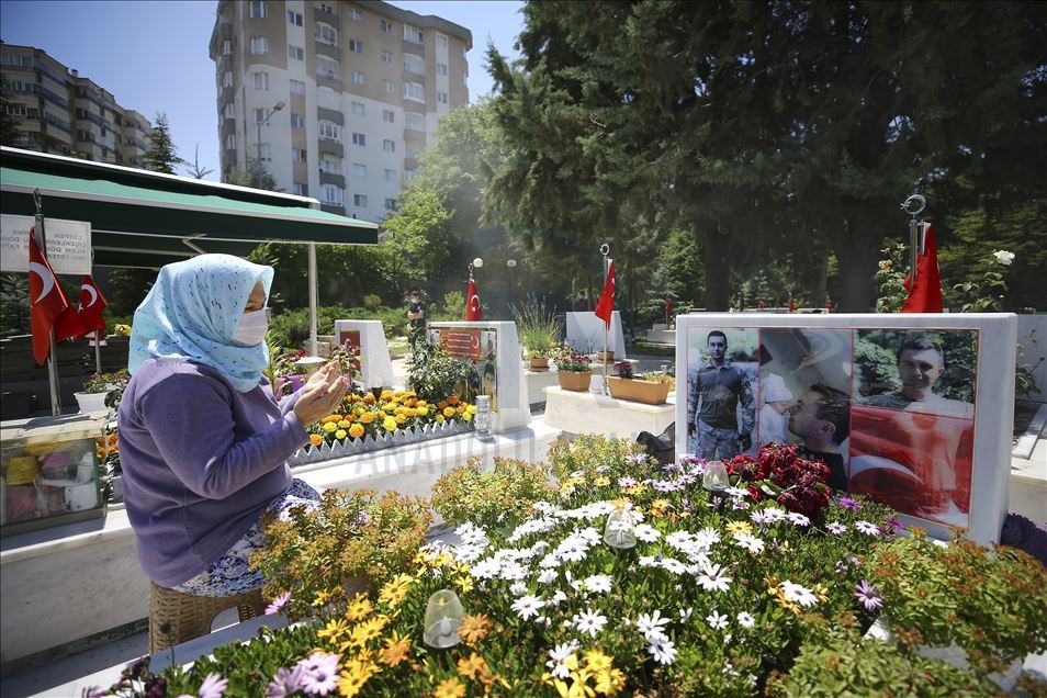 Ankara'daki Cebeci Askeri Şehitliği'nde buruk Babalar Günü