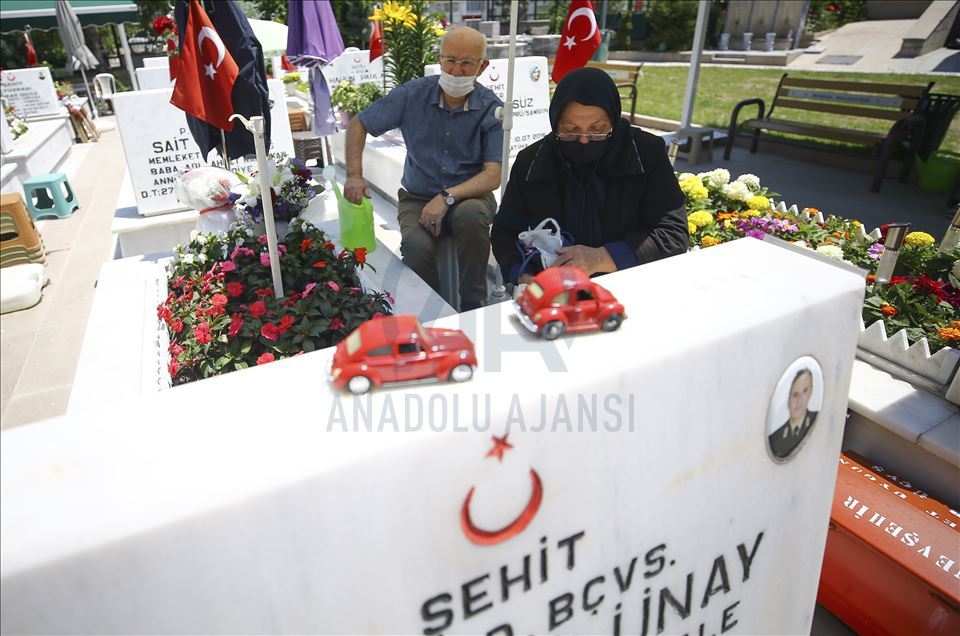 Ankara'daki Cebeci Askeri Şehitliği'nde buruk Babalar Günü