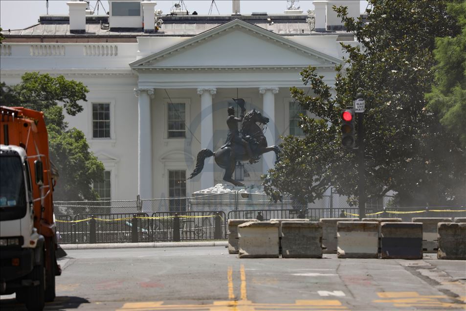 Beyaz Saray'ın önündeki Andrew Jackson heykeli göstericiler tarafından yıkılmak istendi