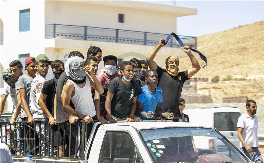 تونس.. محتجون يطالبون بإطلاق سراح أحد موقوفي "حراك الكامور"