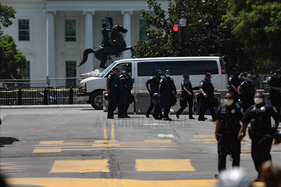 Beyaz Saray'ın önündeki Andrew Jackson heykeli göstericiler tarafından yıkılmak istendi