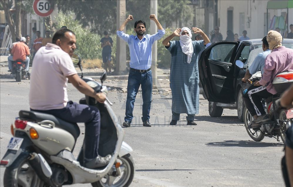 تونس.. محتجون يطالبون بإطلاق سراح أحد موقوفي "حراك الكامور"