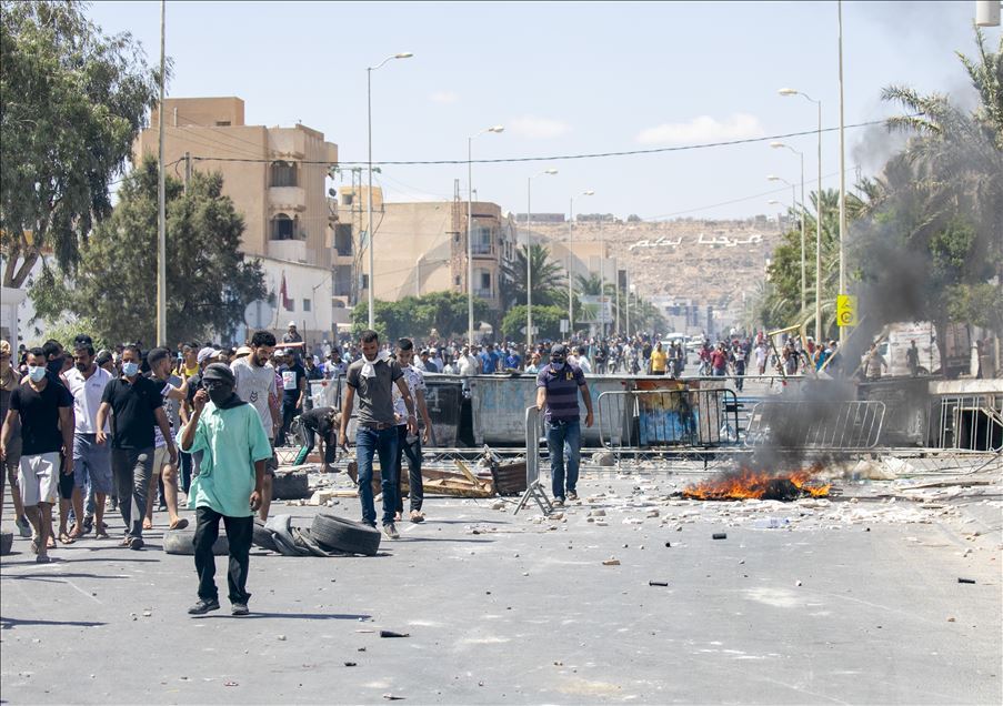 تونس.. محتجون يطالبون بإطلاق سراح أحد موقوفي "حراك الكامور"