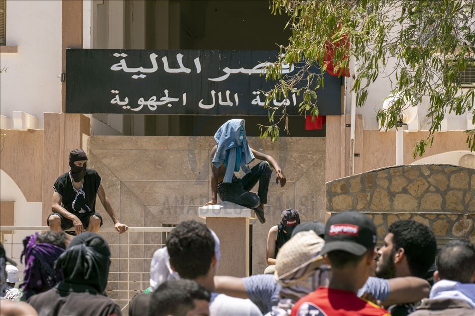 تونس.. محتجون يطالبون بإطلاق سراح أحد موقوفي "حراك الكامور"