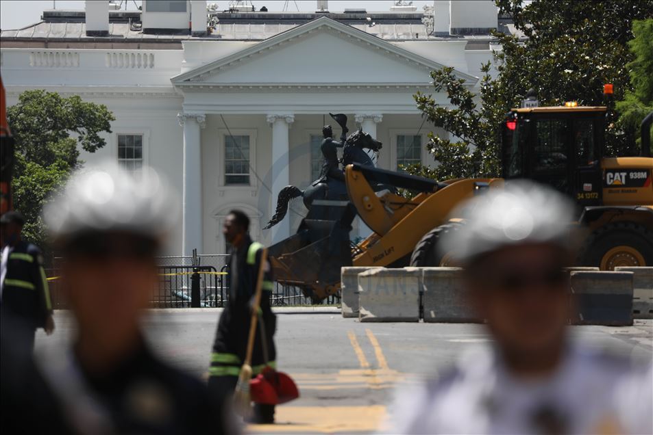 Beyaz Saray'ın önündeki Andrew Jackson heykeli göstericiler tarafından yıkılmak istendi