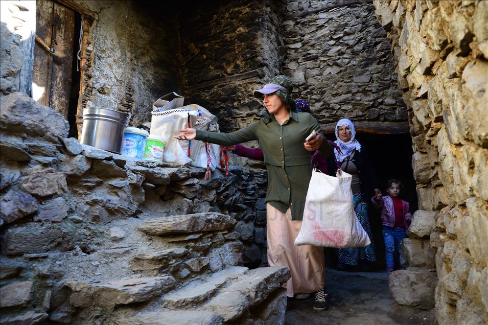 Bitlis'te "berivanlar" süt sağmak için her gün kilometrelerce yürüyor