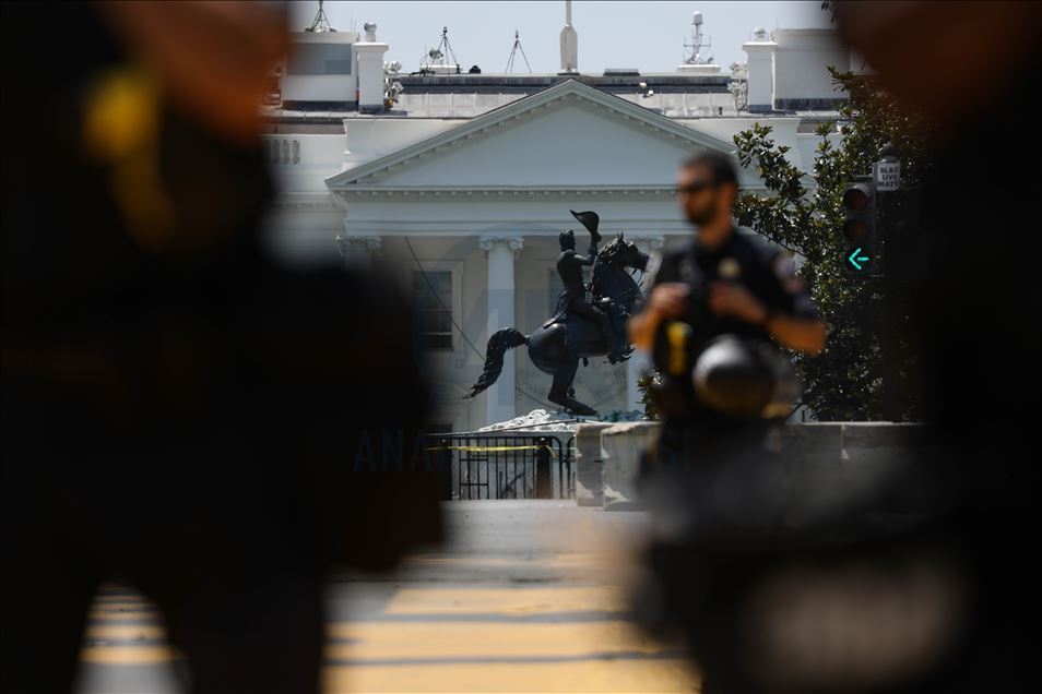 Beyaz Saray'ın önündeki Andrew Jackson heykeli göstericiler tarafından yıkılmak istendi