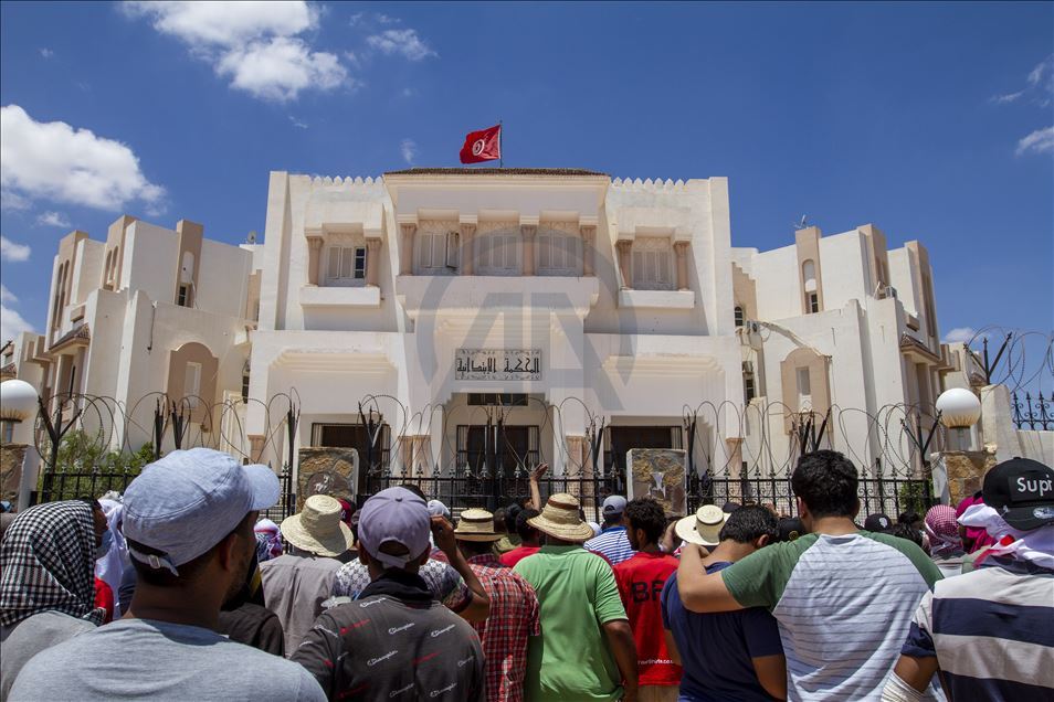 تونس.. محتجون يطالبون بإطلاق سراح أحد موقوفي "حراك الكامور"