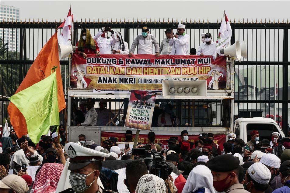 Demonstrasi menolak RUU Haluan Ideologi Pancasila