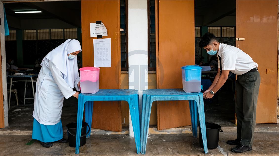 Malaysia buka kembali sekolah dengan aturan keselamatan