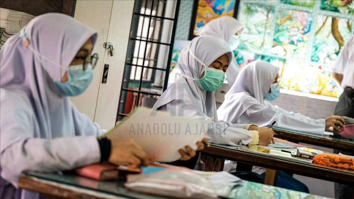 Malaysia buka kembali sekolah dengan aturan keselamatan