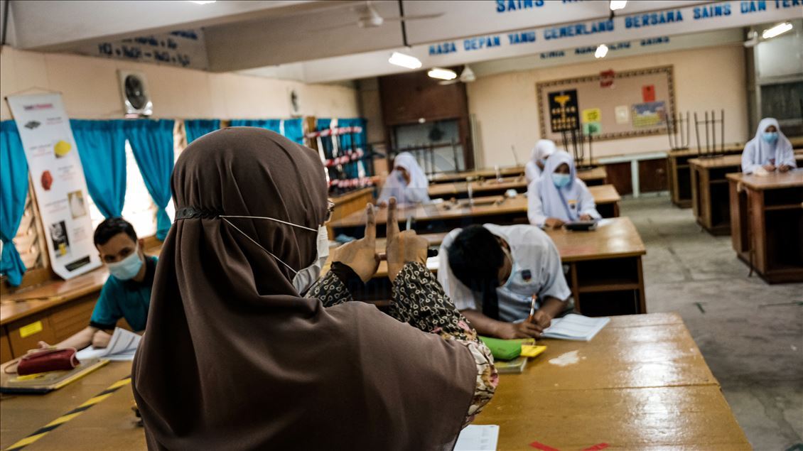 Malaysia buka kembali sekolah dengan aturan keselamatan