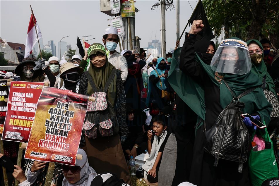 Demonstrasi menolak RUU Haluan Ideologi Pancasila