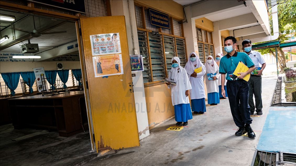 Malaysia buka kembali sekolah dengan aturan keselamatan