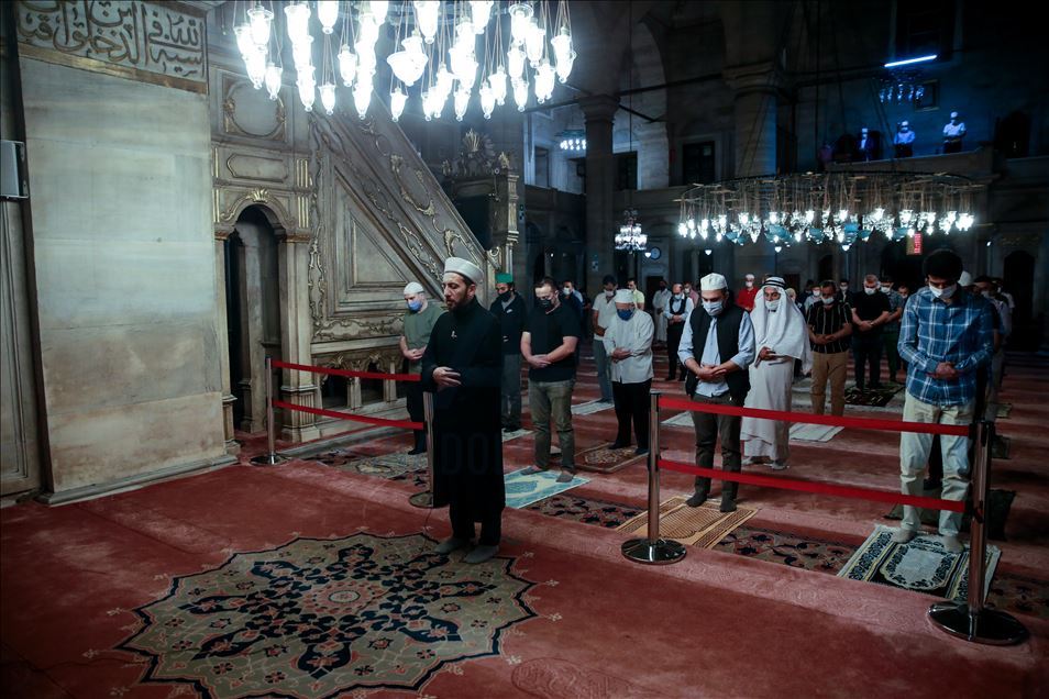 اقامه نخستین نماز صبح در سراسر ترکیه پس از شیوع کرونا/ مسجد ایوب سلطان استانبول