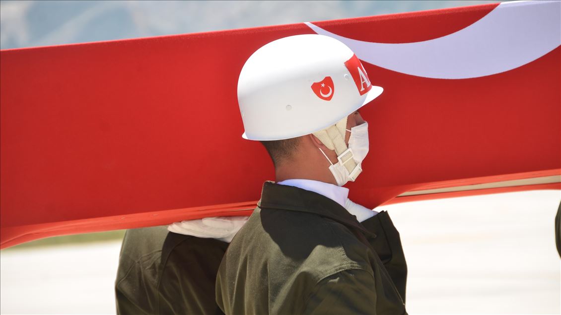 Hakkari'de teröristlerin açtığı taciz ateşi sonucu şehit olan asker törenle memleketine uğurlandı