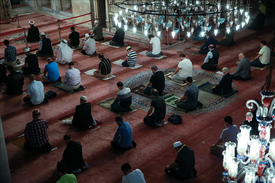 اقامه نخستین نماز صبح در سراسر ترکیه پس از شیوع کرونا/ مسجد ایوب سلطان استانبول