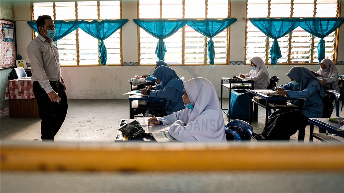 Malaysia buka kembali sekolah dengan aturan keselamatan