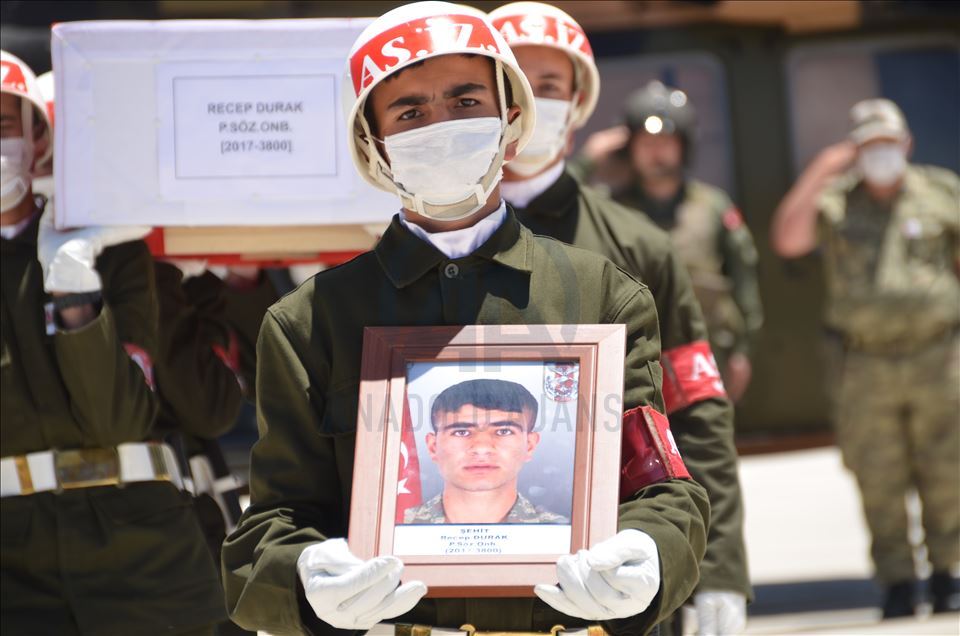 Hakkari'de teröristlerin açtığı taciz ateşi sonucu şehit olan asker törenle memleketine uğurlandı