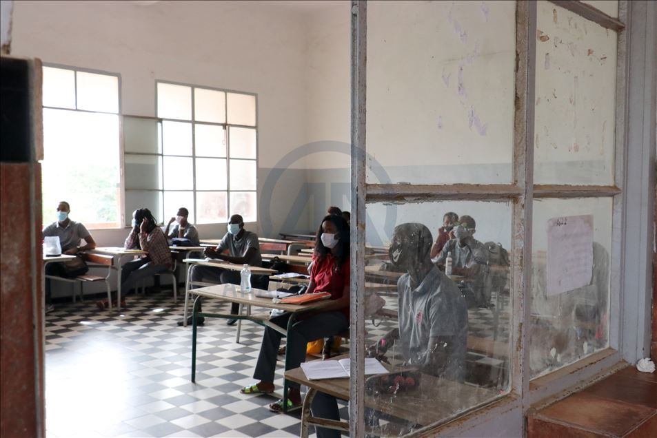Senegal'de sınav sınıflarında eğitim yeniden başladı
