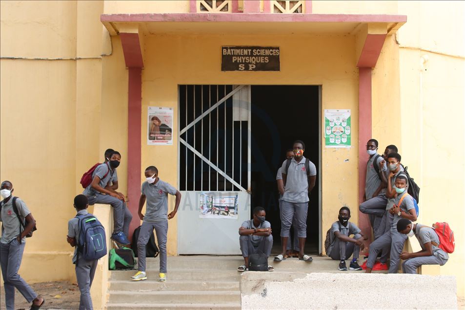 Senegal'de sınav sınıflarında eğitim yeniden başladı
