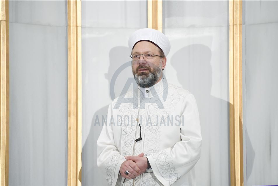 Diyanet İşleri Başkanı Erbaş, Ahmet Hamdi Akseki Camisi'nde sabah namazı kıldırdı
