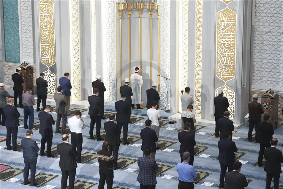 Diyanet İşleri Başkanı Erbaş, Ahmet Hamdi Akseki Camisi'nde sabah namazı kıldırdı
