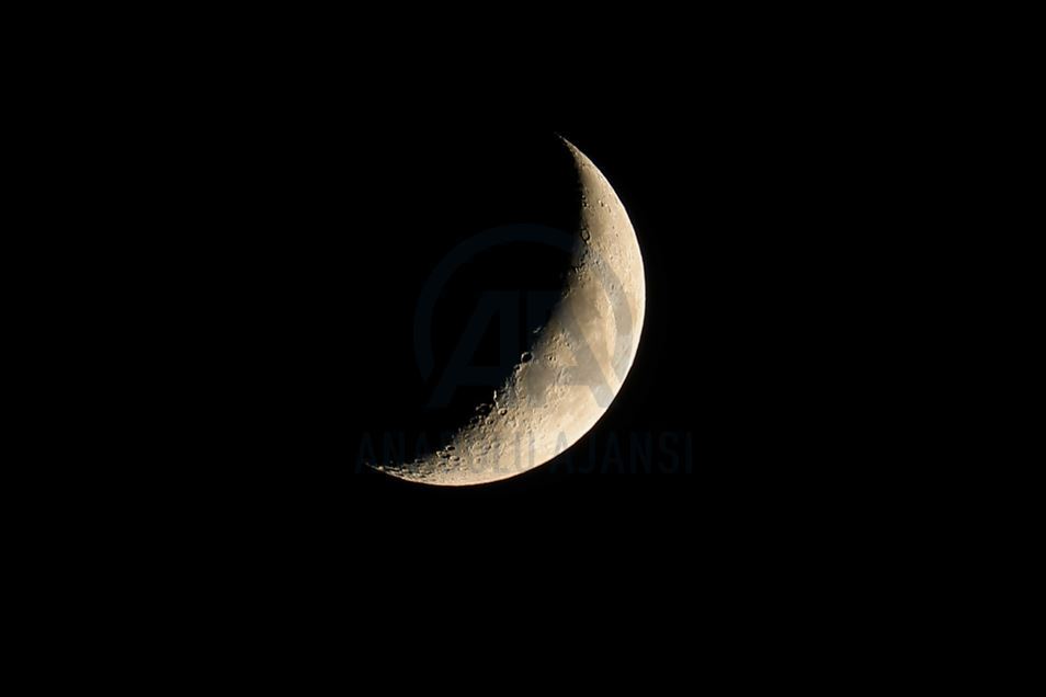 Crescent moonset over Empire State Building in NYC
