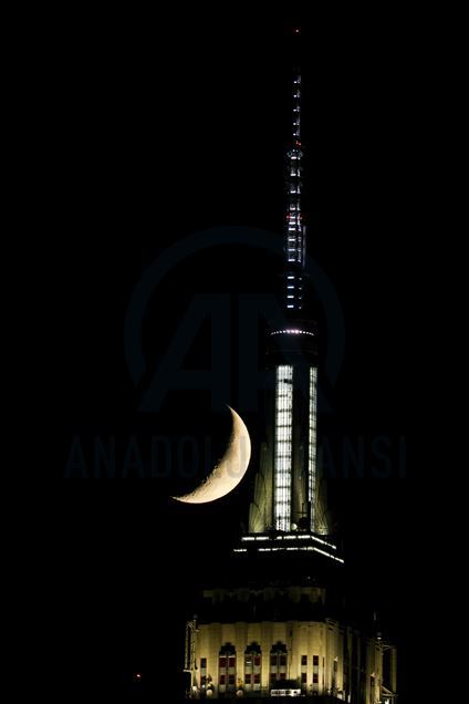 Crescent moonset over Empire State Building in NYC