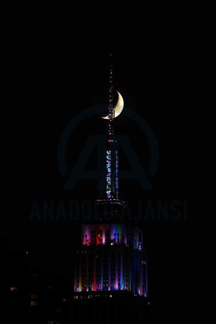 Crescent moonset over Empire State Building in NYC