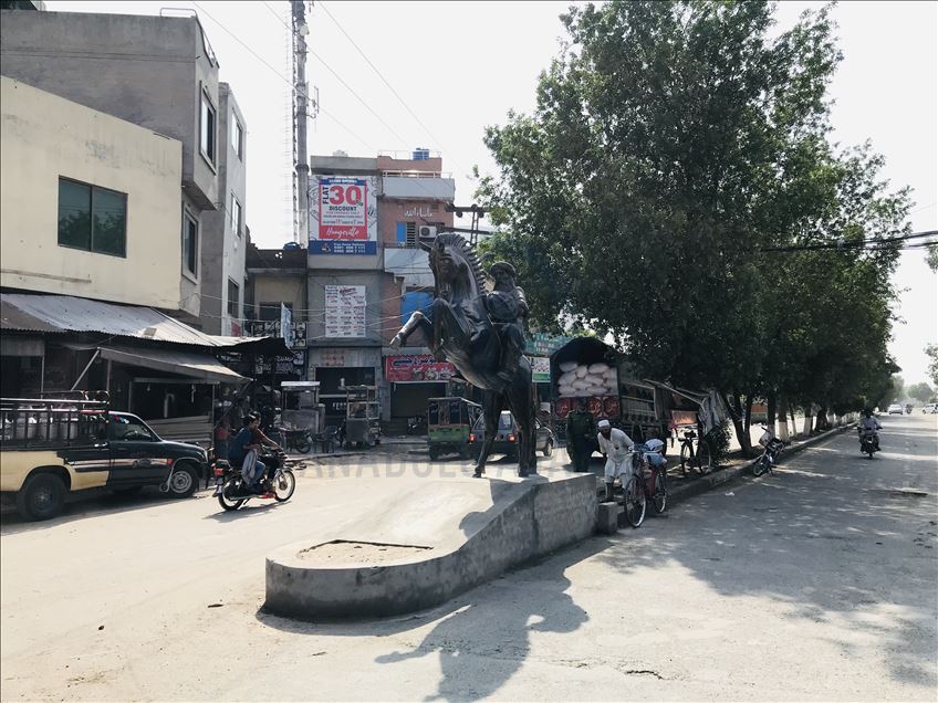 Pakistan: Locals erect statue of Ertugrul Gazi