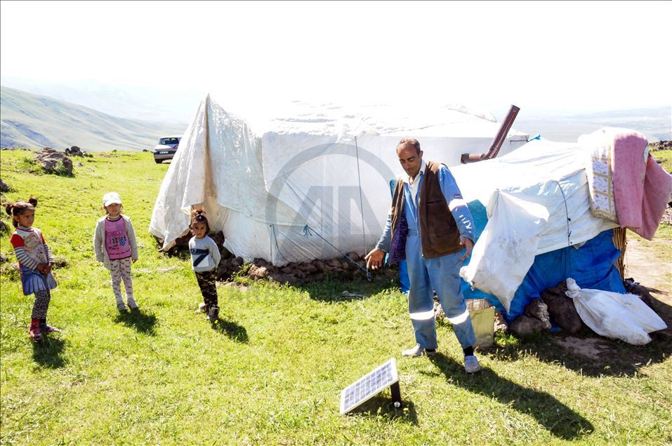 کۆچەرییەکانی چیای ئاگری لەڕێی بەکارهێنانی وزەی خۆرەوە کێشەی کارەبایان چارەسەر کردووە