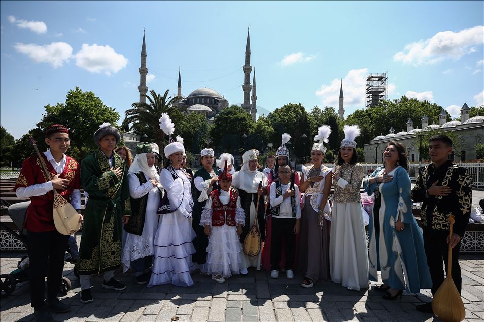 فرقة "دومبورا" الكازاخية تصور فيديو كليب بإسطنبول