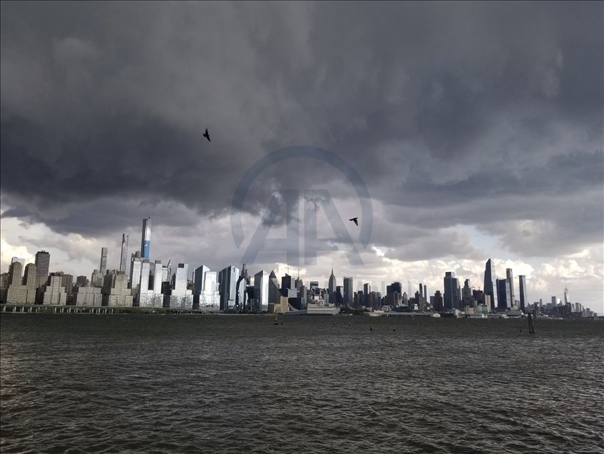New York'ta yağmur bulutları ve gökkuşağı