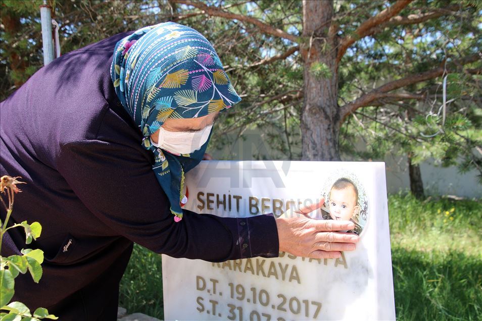 Bedirhan bebeğin anneannesi şehitlikte kızı ve torununun mezarını ziyaret etti