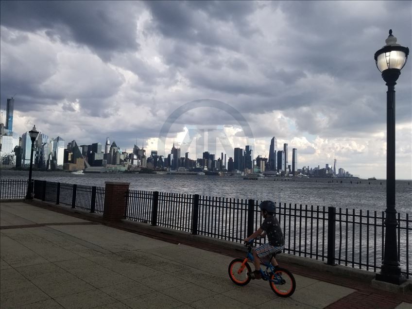 New York'ta yağmur bulutları ve gökkuşağı