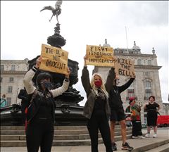 Demonstrasi menentang RUU imigrasi baru pemerintah Inggris di London