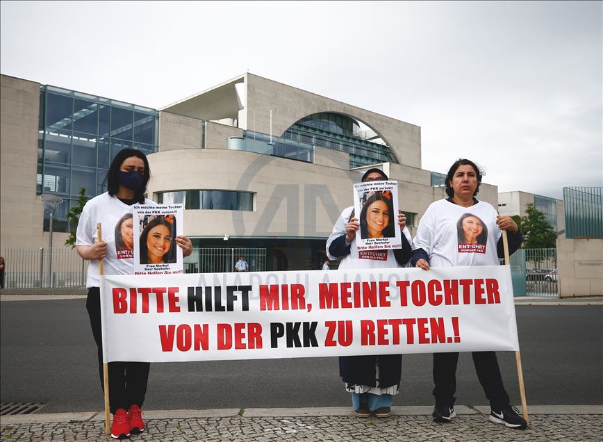 Almanya’da kızı PKK tarafından kaçırılan anne Başbakanlık önünde eylemini sürdürdü