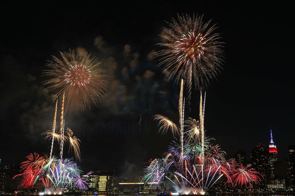 Primera noche de exhibición de fuegos artificiales por el 4 de julio en Nueva York, EEUU