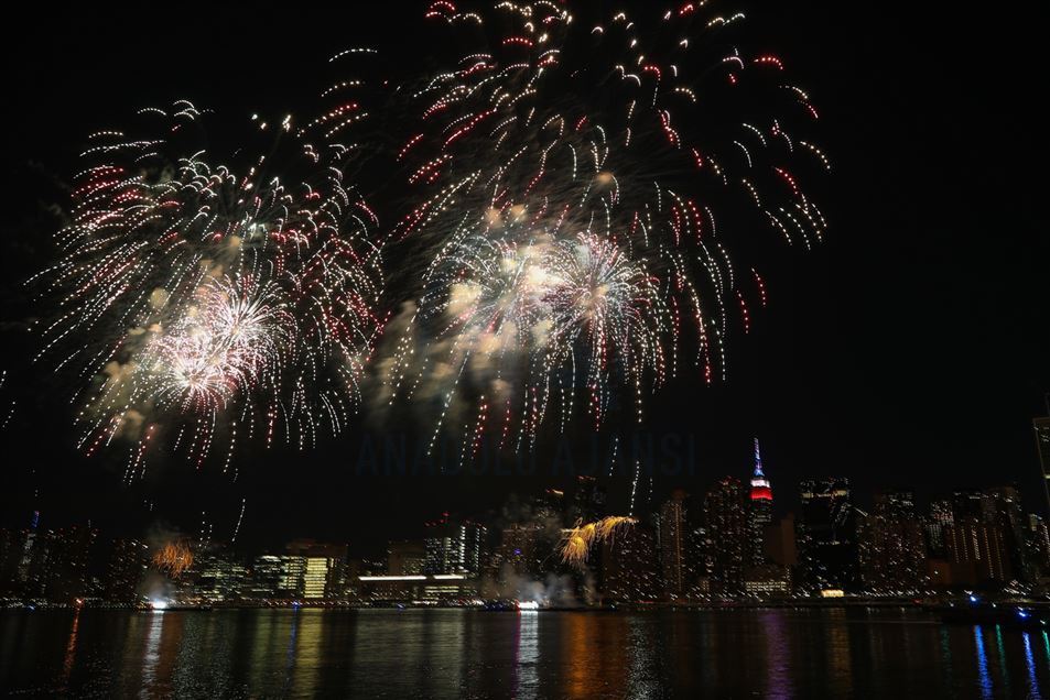 Primera noche de exhibición de fuegos artificiales por el 4 de julio en Nueva York, EEUU