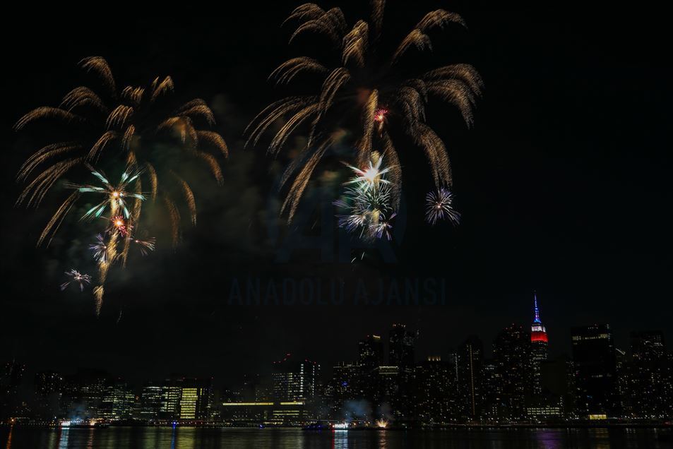 Primera noche de exhibición de fuegos artificiales por el 4 de julio en Nueva York, EEUU