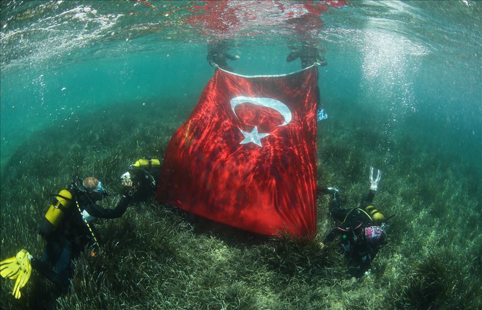 İzmirli dalgıçlar, Kabotaj Bayramı'nı batıkta Türk bayrağı açarak kutladı