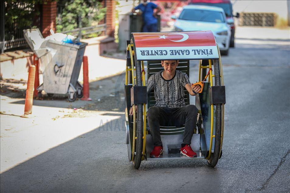 Ürettiği "Hacıyatmaz" adlı iki tekerlekli araçla ilgi odağı oldu