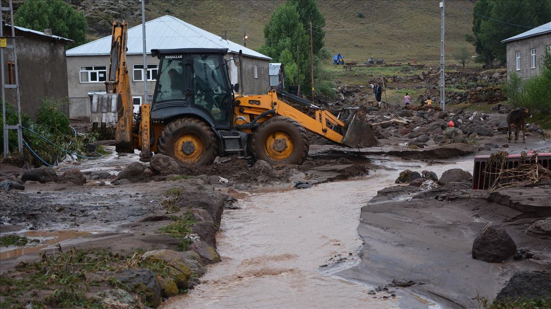 Ağrı'da etkili olan sağanak köylerde hasara neden oldu