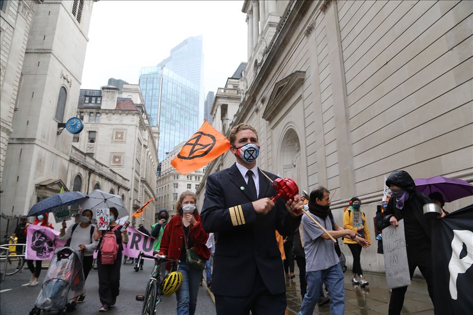 Çevreciler İngiltere Merkez Bankasını protesto etti