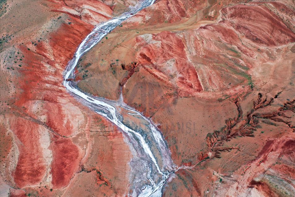 Emerge del suelo rojo un gran río de agua salada en Igdir, Turquía