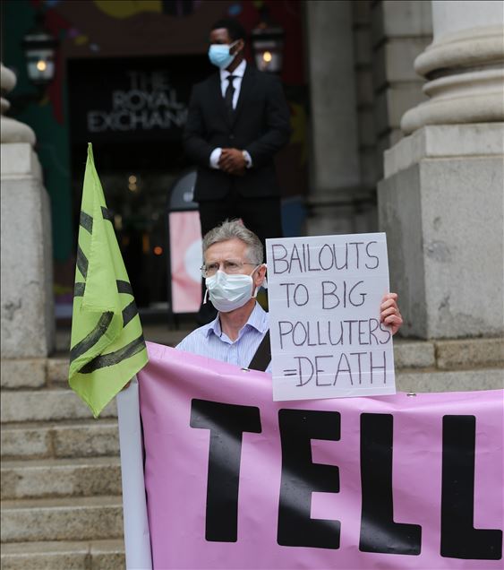 Çevreciler İngiltere Merkez Bankasını protesto etti