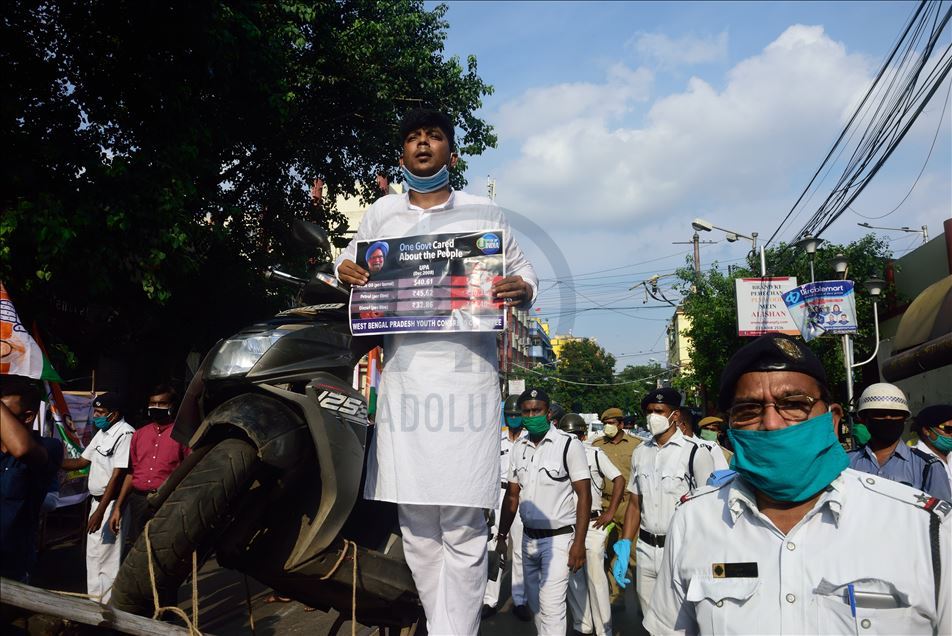 Hindistan'da yakıt fiyatlarındaki artış protesto edildi