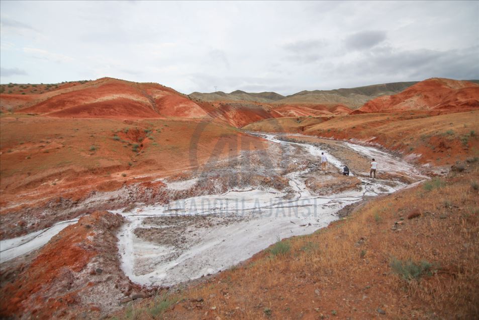 Emerge del suelo rojo un gran río de agua salada en Igdir, Turquía