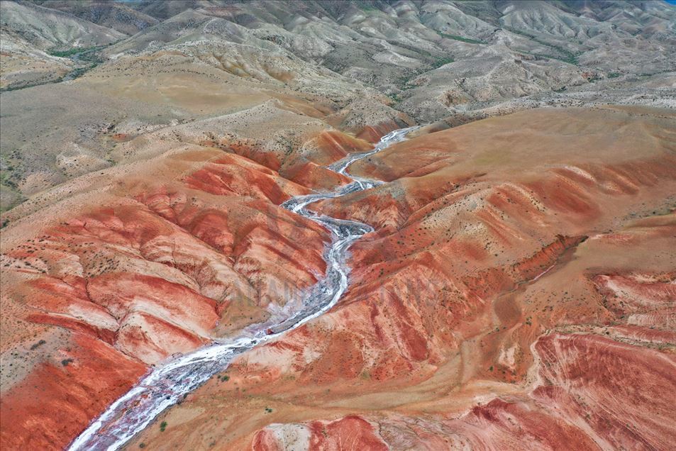 Emerge del suelo rojo un gran río de agua salada en Igdir, Turquía